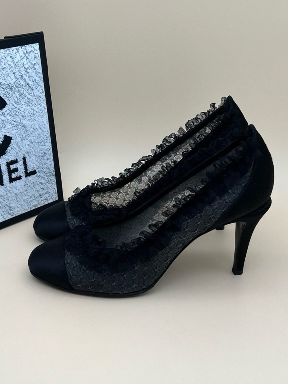 🚩steal CHANEL Black Lace-Trim Mesh Satin Pumps